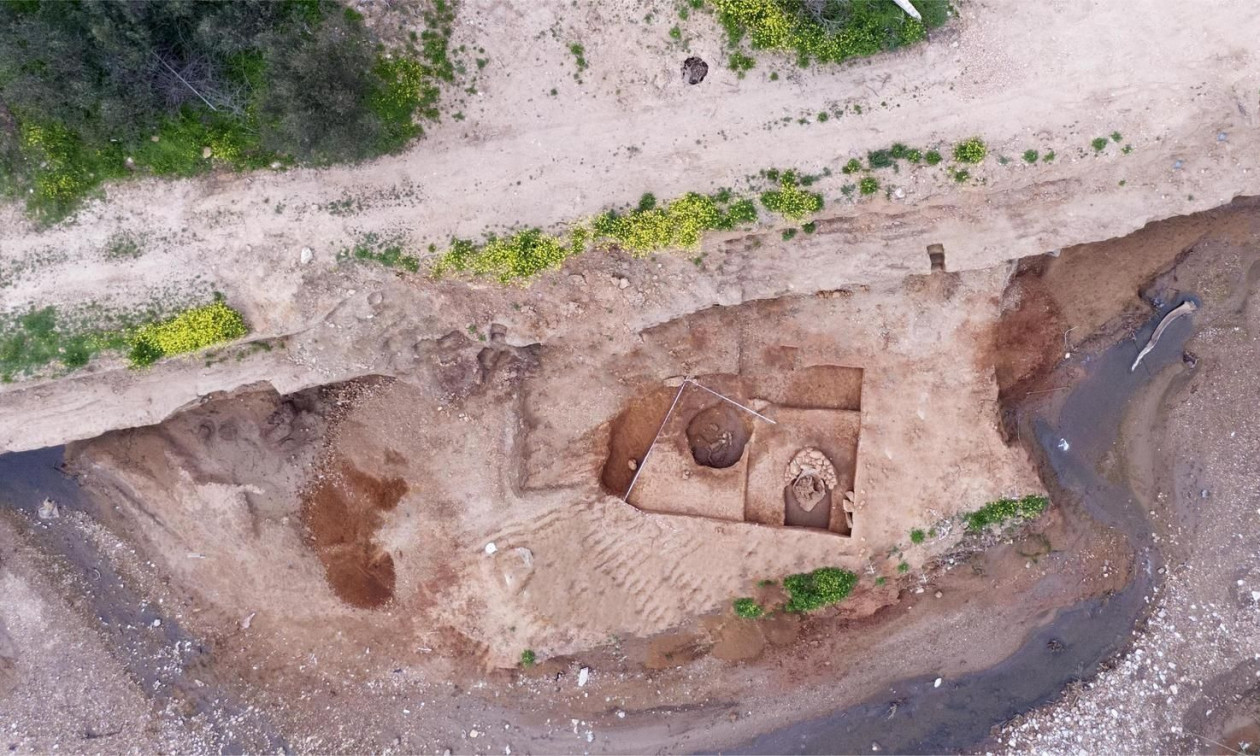Ραφήνα: Σπάνια ταφή σε πίθο από την Εποχή του Χαλκού ήρθε στο φως – Νέα δεδομένα για τα ταφικά έθιμα