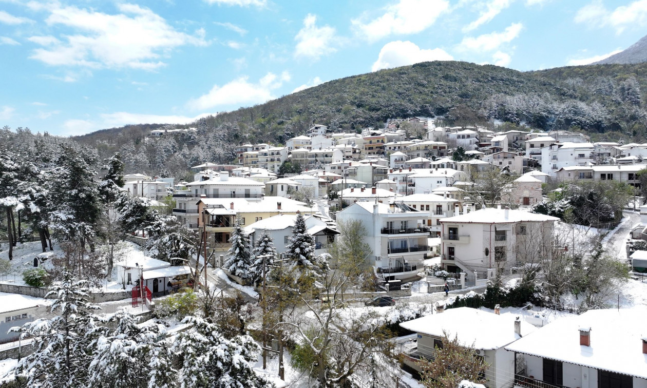 «Λευκή» εισβολή σαρώνει τη χώρα: Χιόνια σε Μακεδονία, Ήπειρο, Πελοπόννησο – Εικόνες