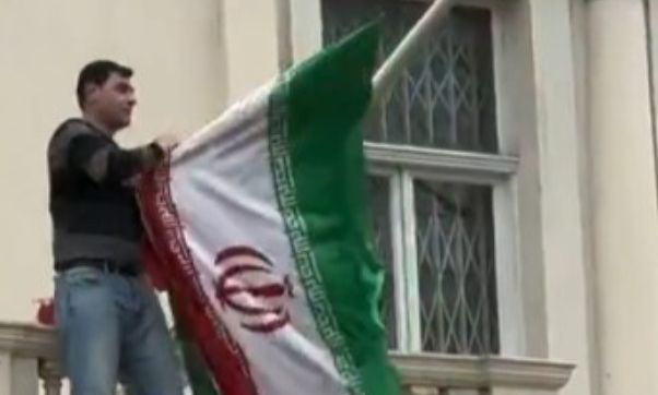 Ιράν: Διάβημα στο Βρετανό πρέσβη μετά την απομάκρυνση της ιρανικής σημαίας από διαδηλωτή