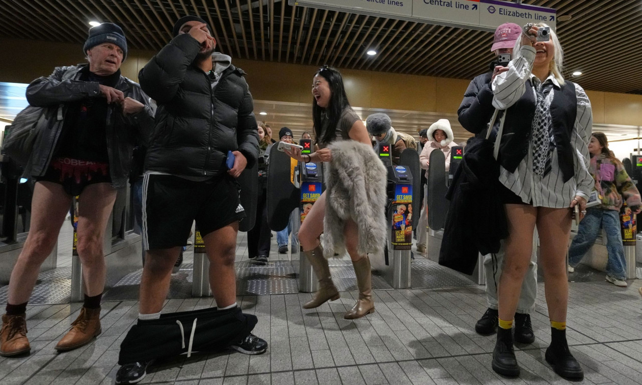 Χιλιάδες πολίτες τίμησαν την Ημέρα χωρίς παντελόνι στο μετρό του Λονδίνου – Δείτε εικόνες