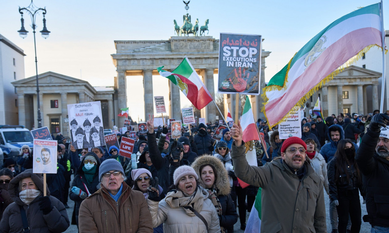 Ιράν: Από το Παρίσι μέχρι το Λονδίνο βγήκαν στους δρόμους – Απαγόρευση στην Κωνσταντινούπολη