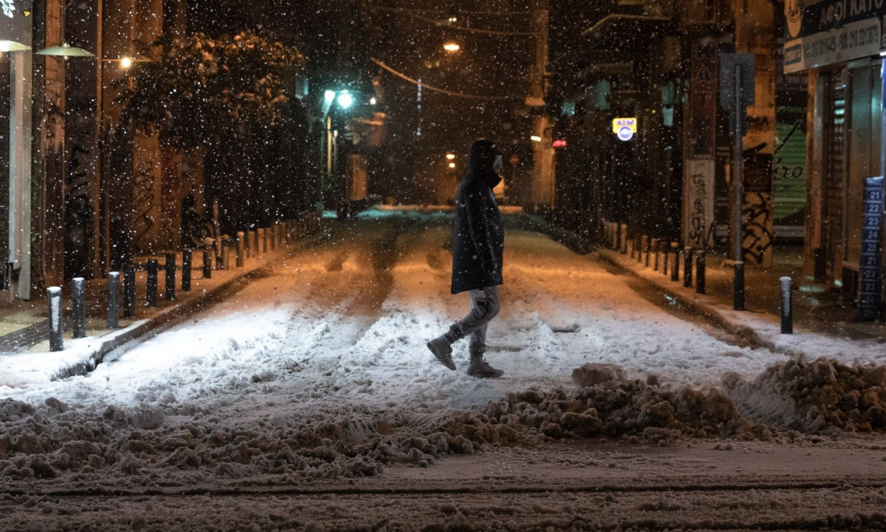 Στα «λευκά» η Στερεά Ελλάδα: Έντονη χιονόπτωση σε Εύβοια και Καρπενήσι – Βίντεο