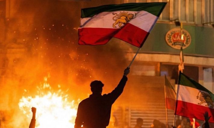 Το Ιράν στις φλόγες: Εκατόμβες νεκρών από τις διαδηλώσεις – Αποφασισμένοι για μακελειό οι μουλάδες