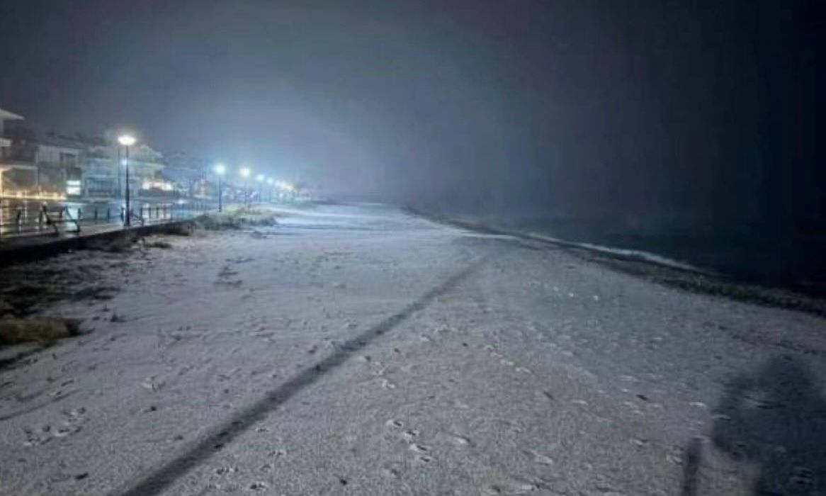 Καβάλα: Το «έστρωσε» δίπλα στο κύμα στην παραλία Ορφανίου