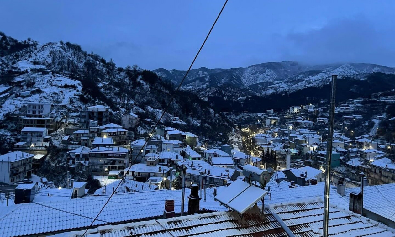 Χιόνια στη βόρεια Ελλάδα: Αλυσίδες στα ορεινά και κλειστά σχολεία σε Δράμα και Ξάνθη