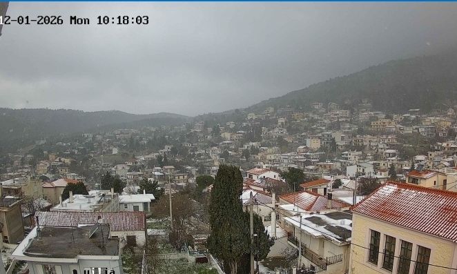 «Άσπρη μέρα» και στην Αττική: Χιόνια σε Βίλια και Πάρνηθα – Φωτογραφίες