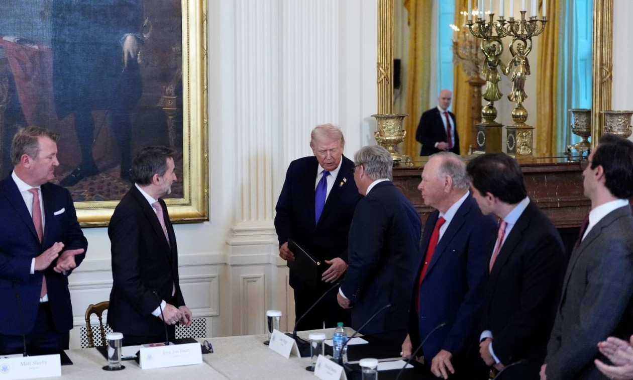 Τραμπ: Γιατί ενοχλήθηκε με τον CEO της ExxonMobil – «Παίζουν πολύ χαριτωμένα»