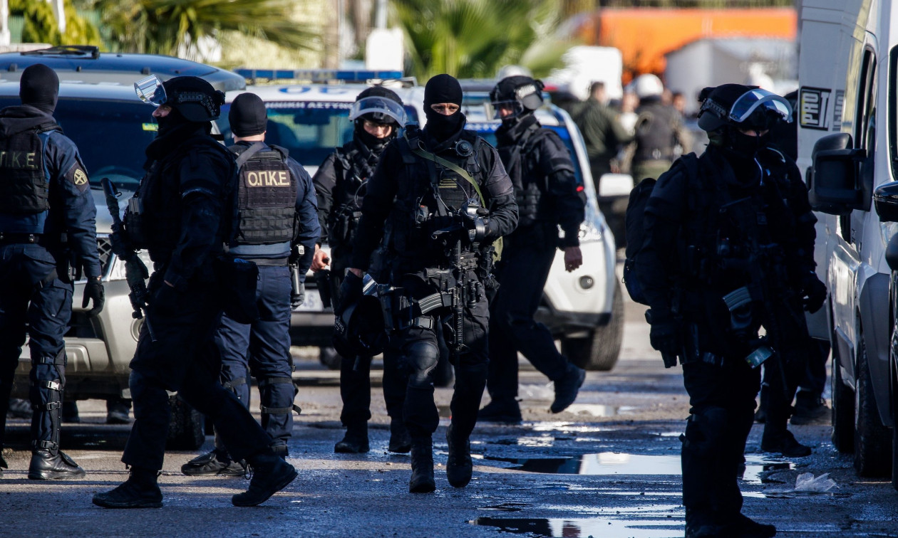 Ασπρόπυργος: Ρομά άναψαν φωτιές και πέταγαν πέτρες σε οχήματα -Τραυματίστηκε στο κεφάλι αστυνομικός