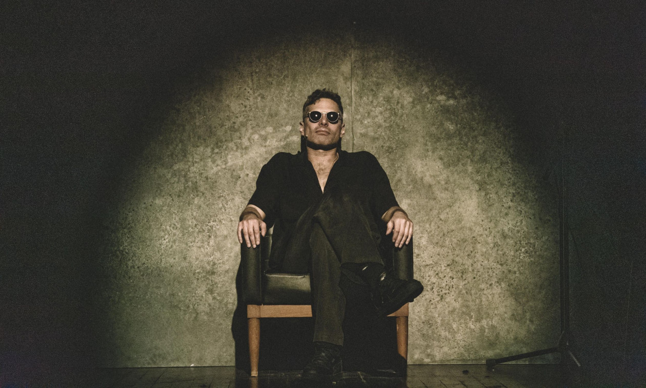 O Γιώργος Παπαγεωργίου αναμετριέται με το εμβληματικό «1984» – Από 6 Φεβρουαρίου στο Θέατρο Δίπυλον