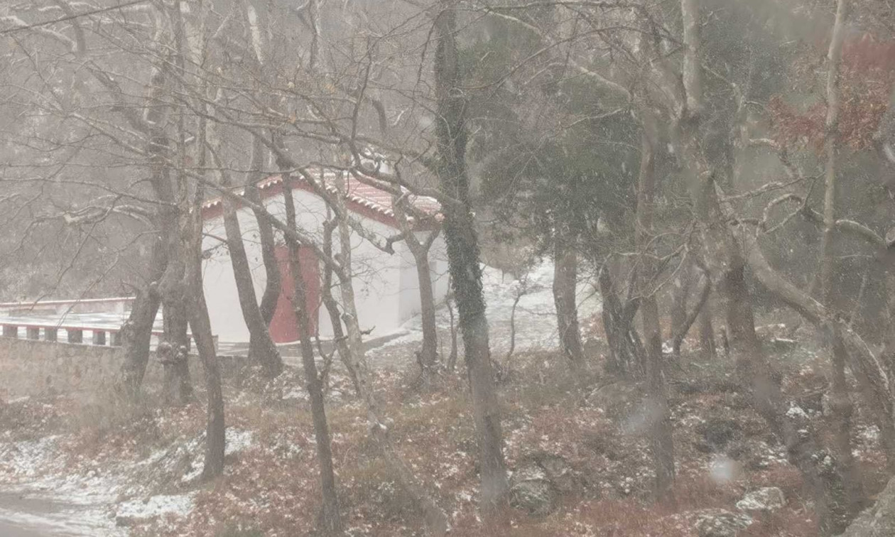 Εύβοια: Χιονοπτώσεις στα ορεινά του νησιού