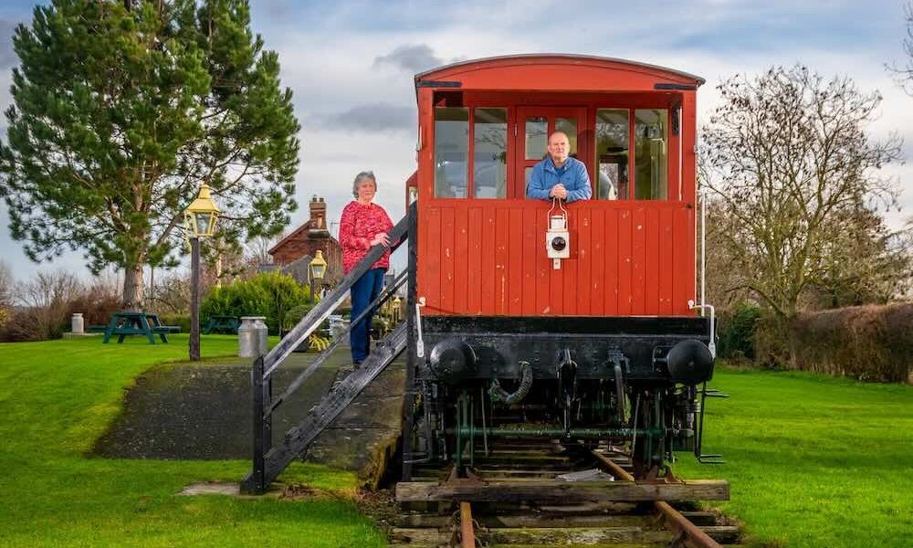 Από τα ερείπια στη δόξα: Μεταμόρφωσαν εγκαταλελειμμένο σιδηροδρομικό σταθμό σε πολυτελές Airbnb