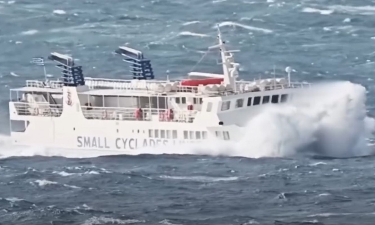 O «Σκοπελίτης» παλεύει με τα κύματα εν μέσω θαλασσοταραχής στο Αιγαίο – Δείτε βίντεο