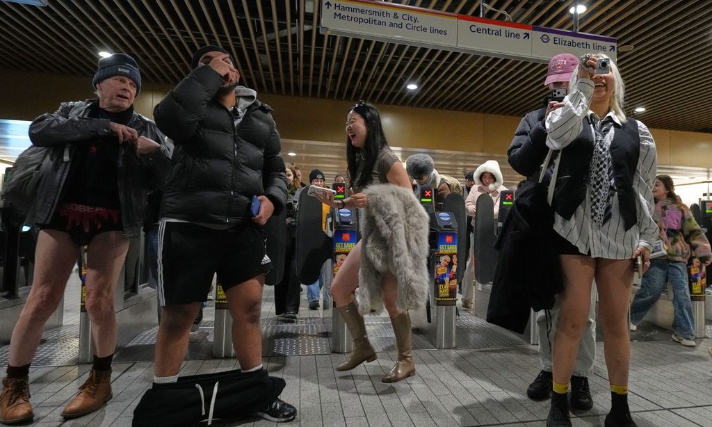 Λονδίνο: Χωρίς παντελόνια στο Μετρό εκατοντάδες επιβάτες για να… σπάσει η μονοτονία του χειμώνα