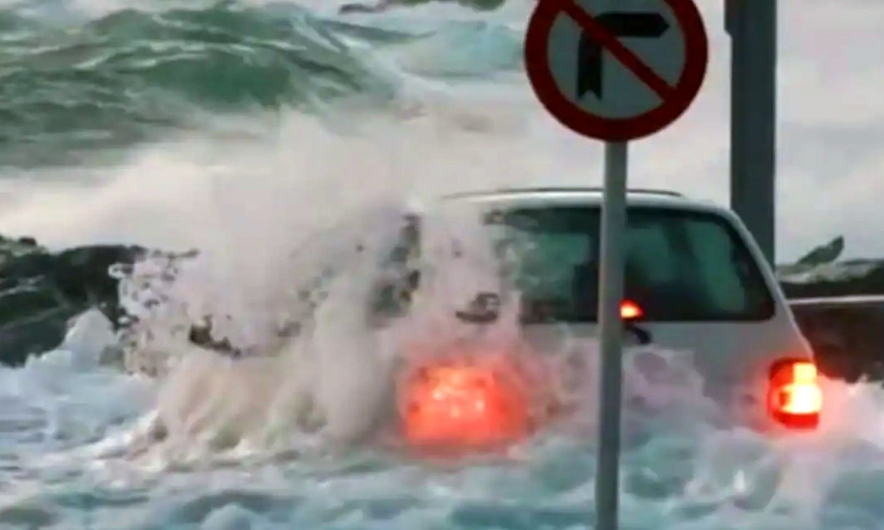 Τήνος: Οδηγός ρίσκαρε τη ζωή του για να σώσει το αυτοκίνητό του από τα κύματα – Βίντεο