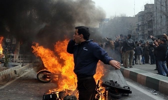 «Απλώς συνέχιζαν να σκοτώνουν»: Μαρτυρίες από τη φονική καταστολή των διαδηλώσεων από τους μουλάδες