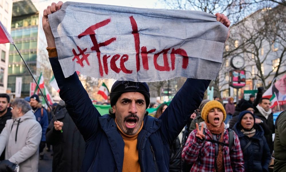 Η ώρα της κρίσης για τον Τραμπ: Τι θα κάνει με το καθεστώς Χαμενεϊ – «Το Ιράν δεν είναι Βενεζουέλα»