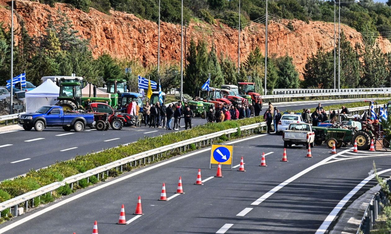 Αγροτικά μπλόκα: Κλειστό επ΄αόριστον από τις 12 ο κόμβος Μπάρας στην Εγνατία Οδό