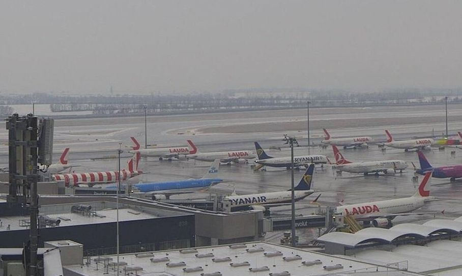 Κλειστά αεροδρόμια στην κεντρική Ευρώπη λόγω παγετού – Προβλήματα σε Βιέννη, Μπρατισλάβα και Πράγα