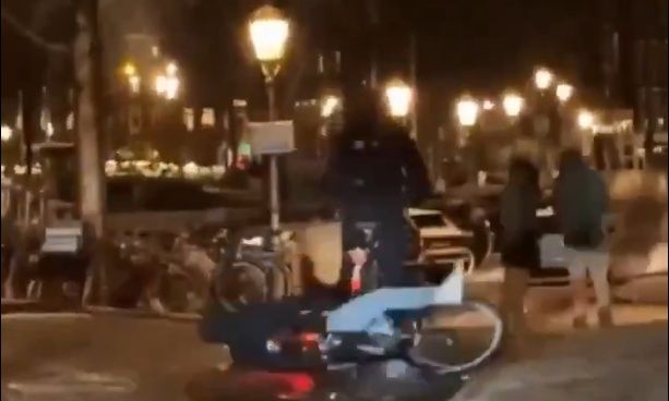 Παγετός στην Ολλανδία: Σε «πίστα πατινάζ» μετατράπηκαν οι δρόμοι του Άμστερνταμ – Το viral βίντεο