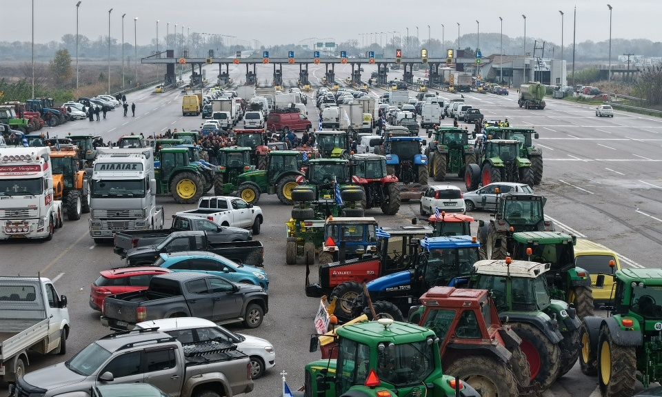 Μπλόκα αγροτών: Κλείνουν και τα δύο ρεύματα στα διόδια Μαλγάρων – Αποκλεισμός στον κόμβο Τρίγλιας