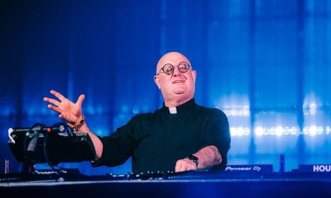 Από το ιερό στο dancefloor: Ο καθολικός ιερέας που μετέτρεψε τη rave μουσική, σε προσευχή στη Βηρυτό
