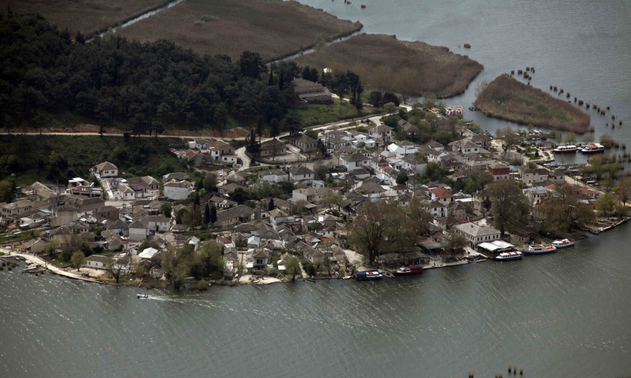 Πρόβλημα στο νησί των Ιωαννίνων: Βλάβη στην πλατφόρμα που το συνδέει με την ηπειρωτική χώρα