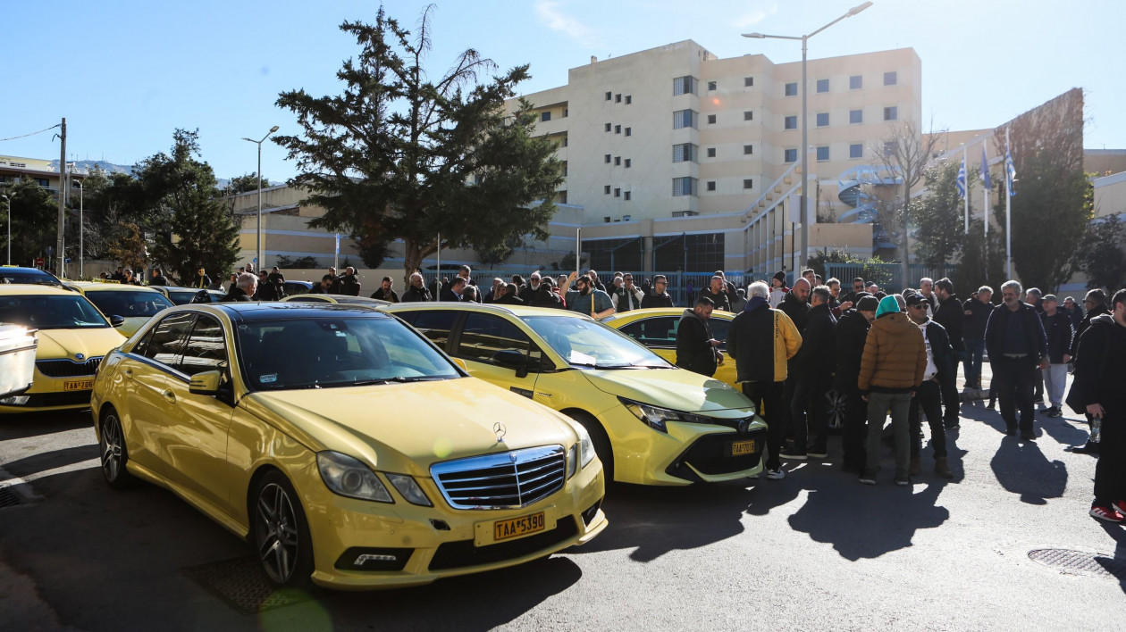 Απεργία ταξί: Πορεία στο υπουργείο Μεταφορών