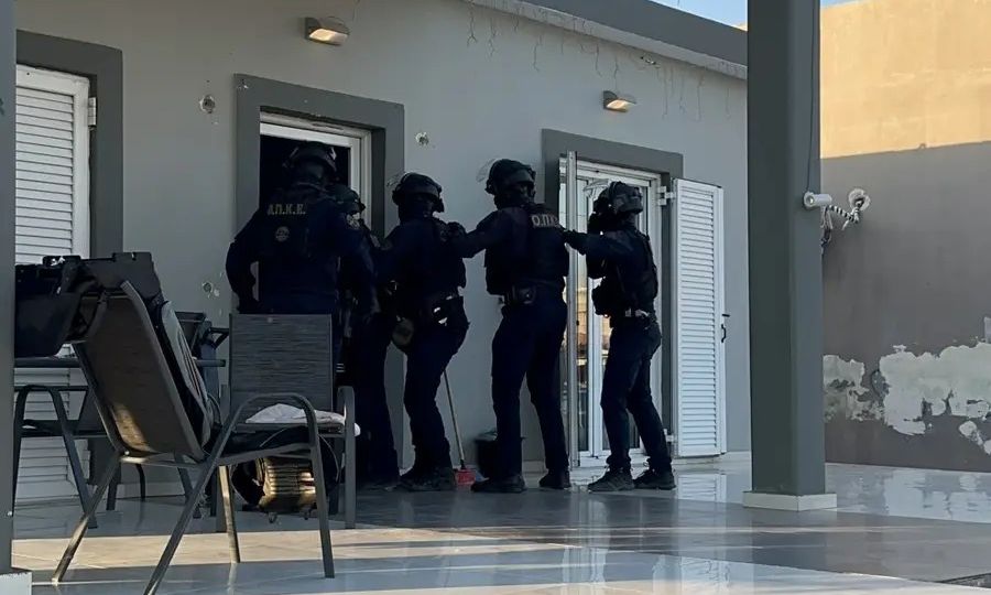 Επιχείρηση στον Ασπρόπυργο για τις ρευματοκλοπές: Είχαν παράνομα 420 μέτρα καλωδίων – 10 συλλήψεις