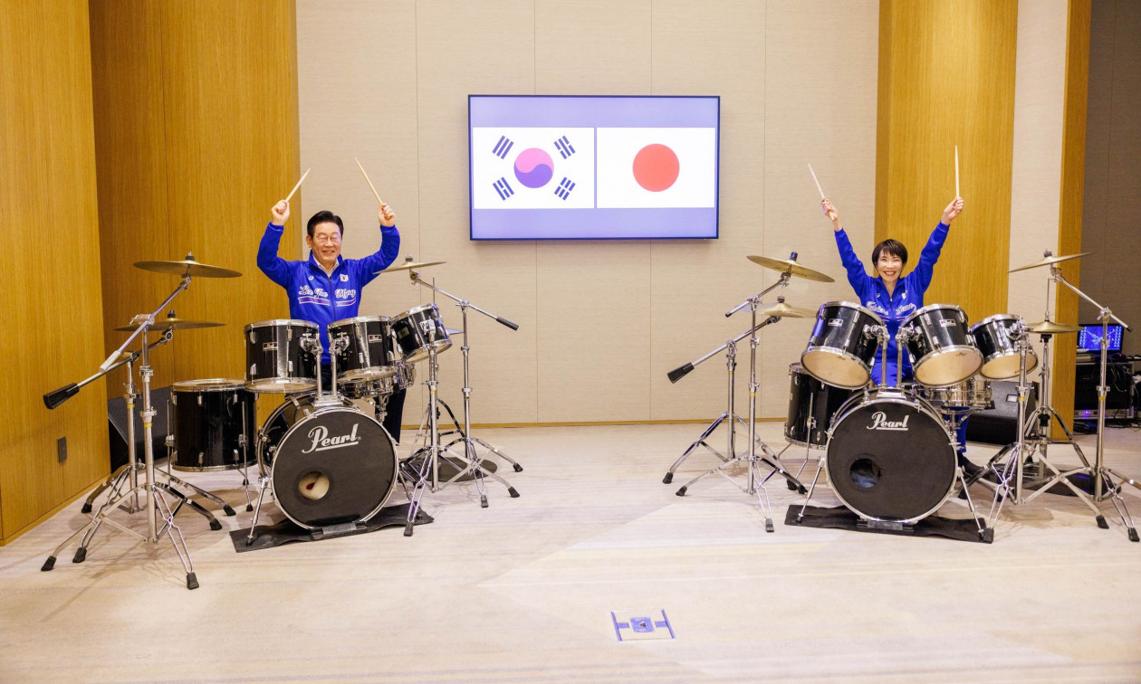 Η K-pop σαρώνει: Ο πρόεδρος της Νότιας Κορέας και η πρωθυπουργός της Ιαπωνίας έπαιξαν ντραμς μαζί!