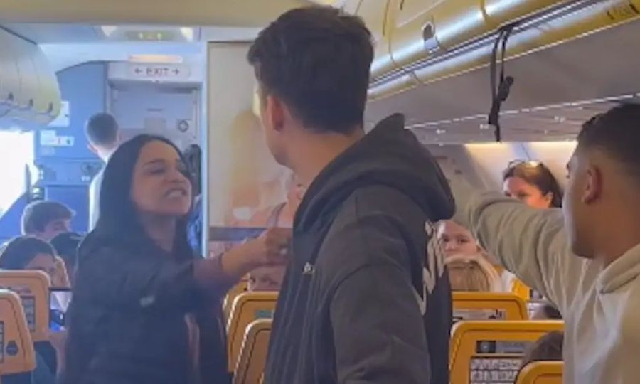 Μεθυσμένη επιβάτης έκανε άνω-κάτω πτήση που έκανε αναγκαστική προσγείωση