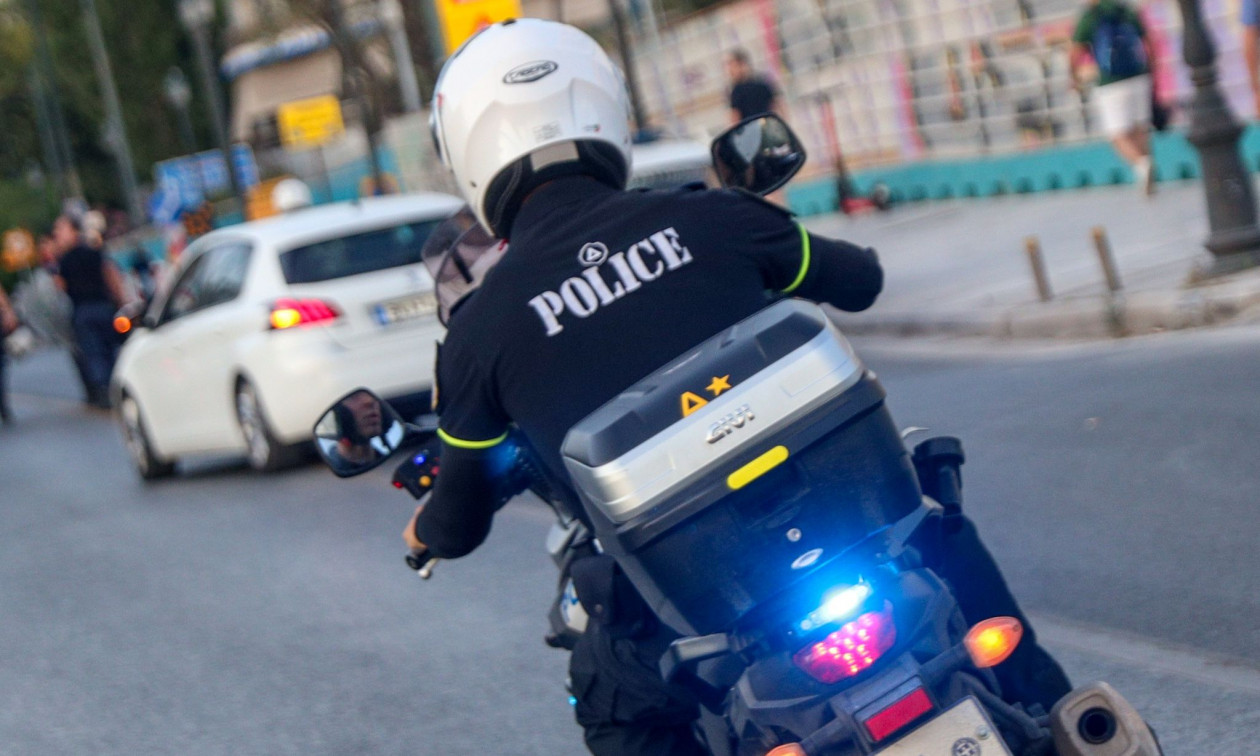 Παλαιό Φάληρο: Συνελήφθη 56χρονος με 2 πιστόλια και πλαστό δίπλωμα οδήγησης