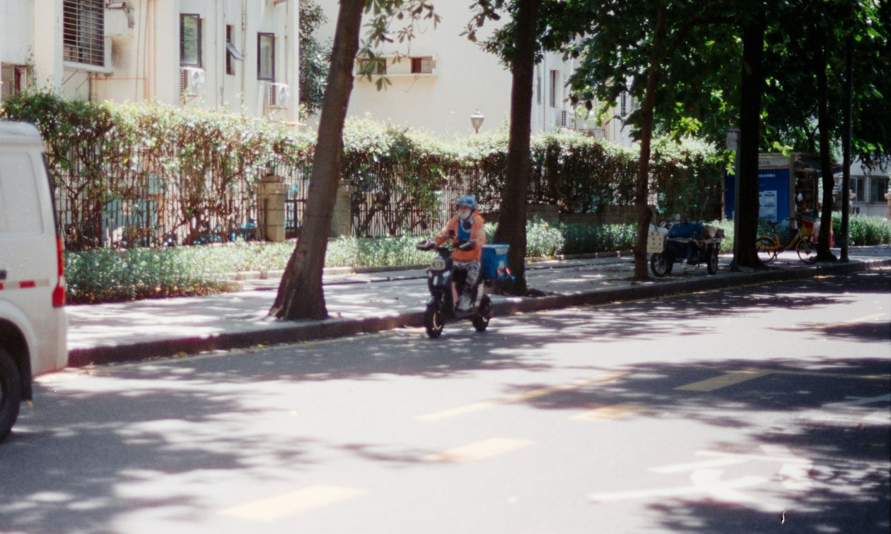 Τροχαίο στο Μαρούσι: Διανομέας έπεσε από το μηχανάκι του και τραυματίστηκε