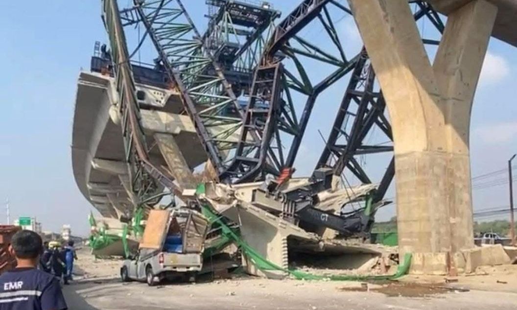 Νέα τραγωδία με γερανό στην Ταϊλάνδη: Τουλάχιστον δύο νεκροί – Έπεσε σε πολυσύχναστο δρόμο (Βίντεο)