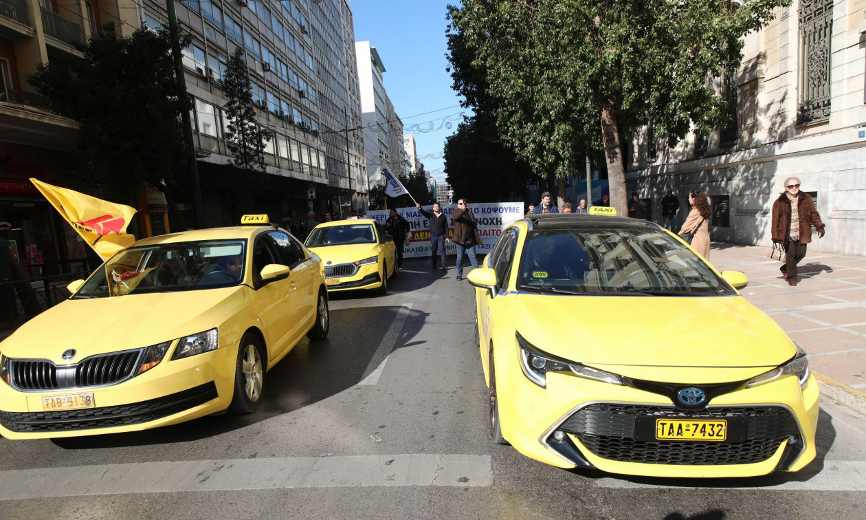 Στους δρόμους οι οδηγοί ταξί – Πορεία προς τη Βουλή και κυκλοφοριακό χάος στο κέντρο