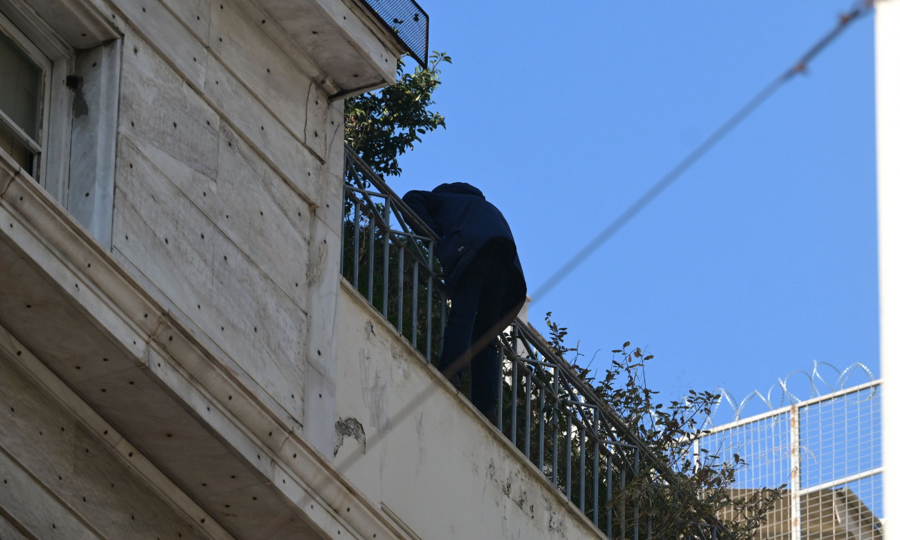 Ομόνοια: Κατέβηκε ο άνδρας που απειλούσε να πέσει