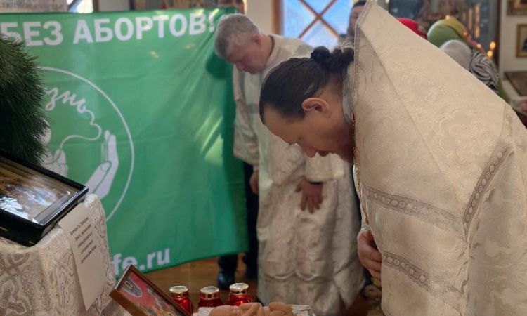 Στις ρωσικές εκκλησίες τελέστηκε παράκληση «υπέρ διαφώτισης των γυναικών» κατά των αμβλώσεων