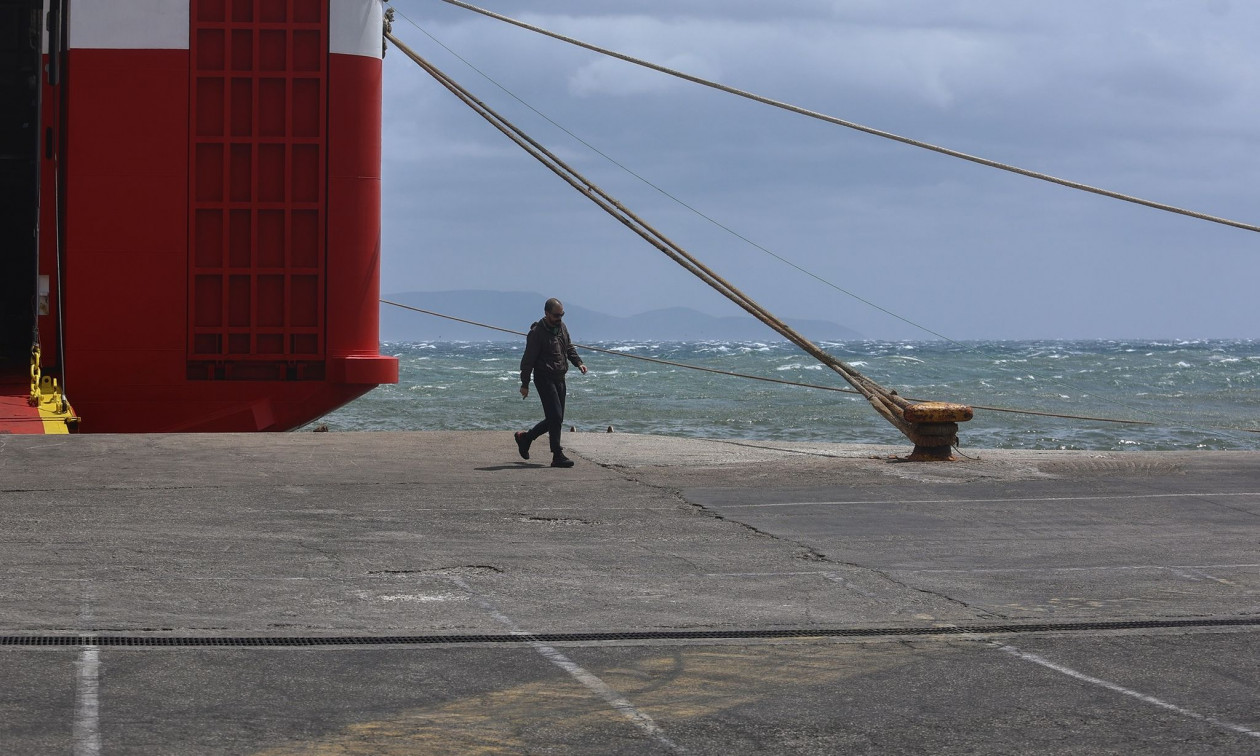 Πλοίο έδεσε αιφνιδίως στο Λαύριο γιατί βρέθηκε νεκρή επιβάτιδα σε καμπίνα