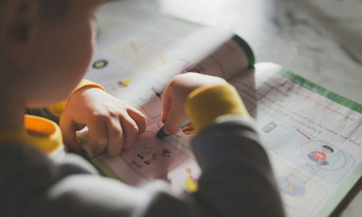 Αδιανόητο περιστατικό: Δάσκαλος έδωσε καυτερή σάλτσα σε μαθητή με αυτισμό για τιμωρία