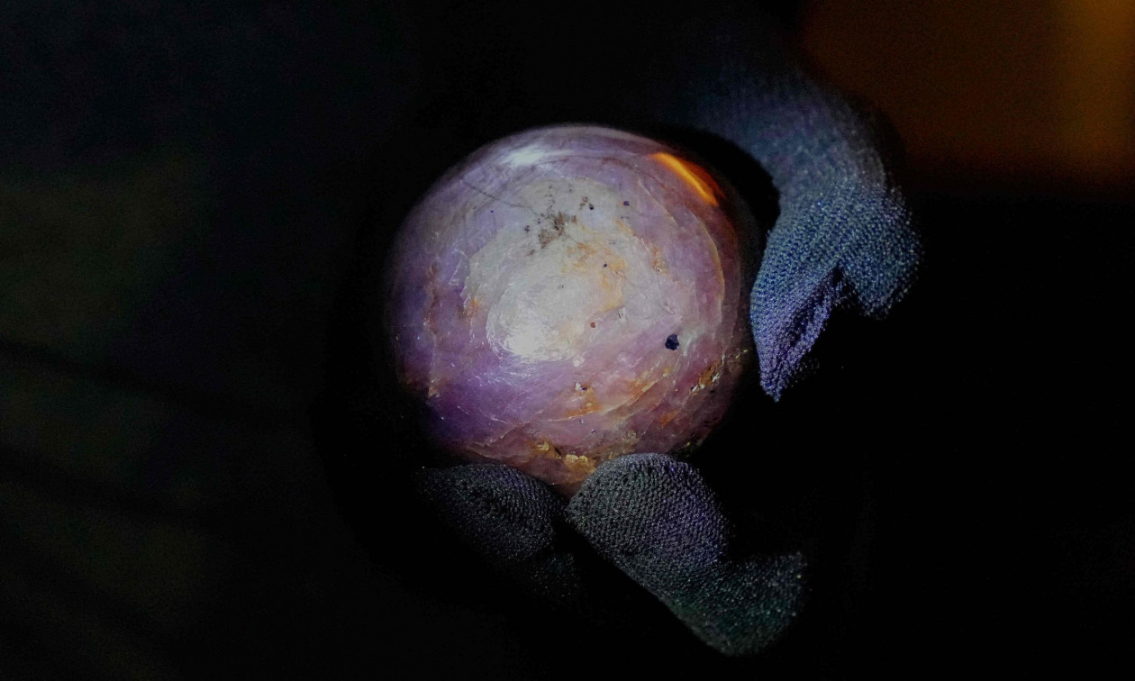 «Αστέρι της αγνής Γης»: Η Σρι Λάνκα παρουσίασε το μεγαλύτερο ζαφείρι στον κόσμο