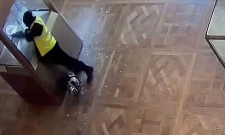 Μουσείο Λούβρου: Νέο βίντεο ντοκουμέντο από τη ληστεία – Σπάνε με γροθιές τις βιτρίνες