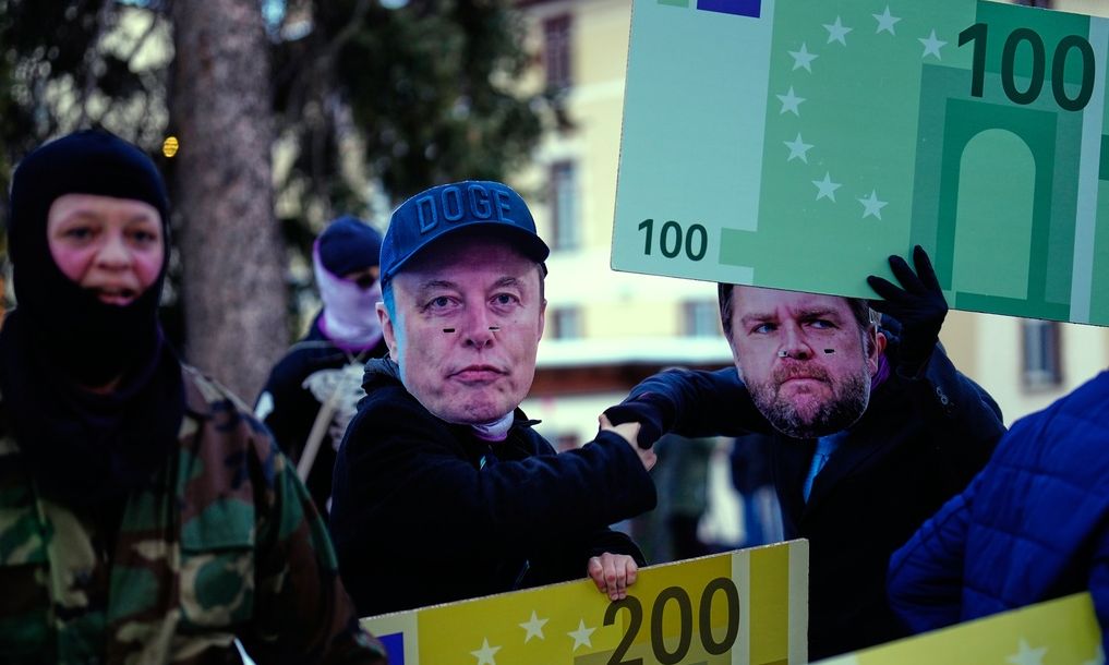 Oxfam: Σε επίπεδα-ρεκόρ η περιουσία των δισεκατομμυριούχων – Απειλή για τη δημοκρατία