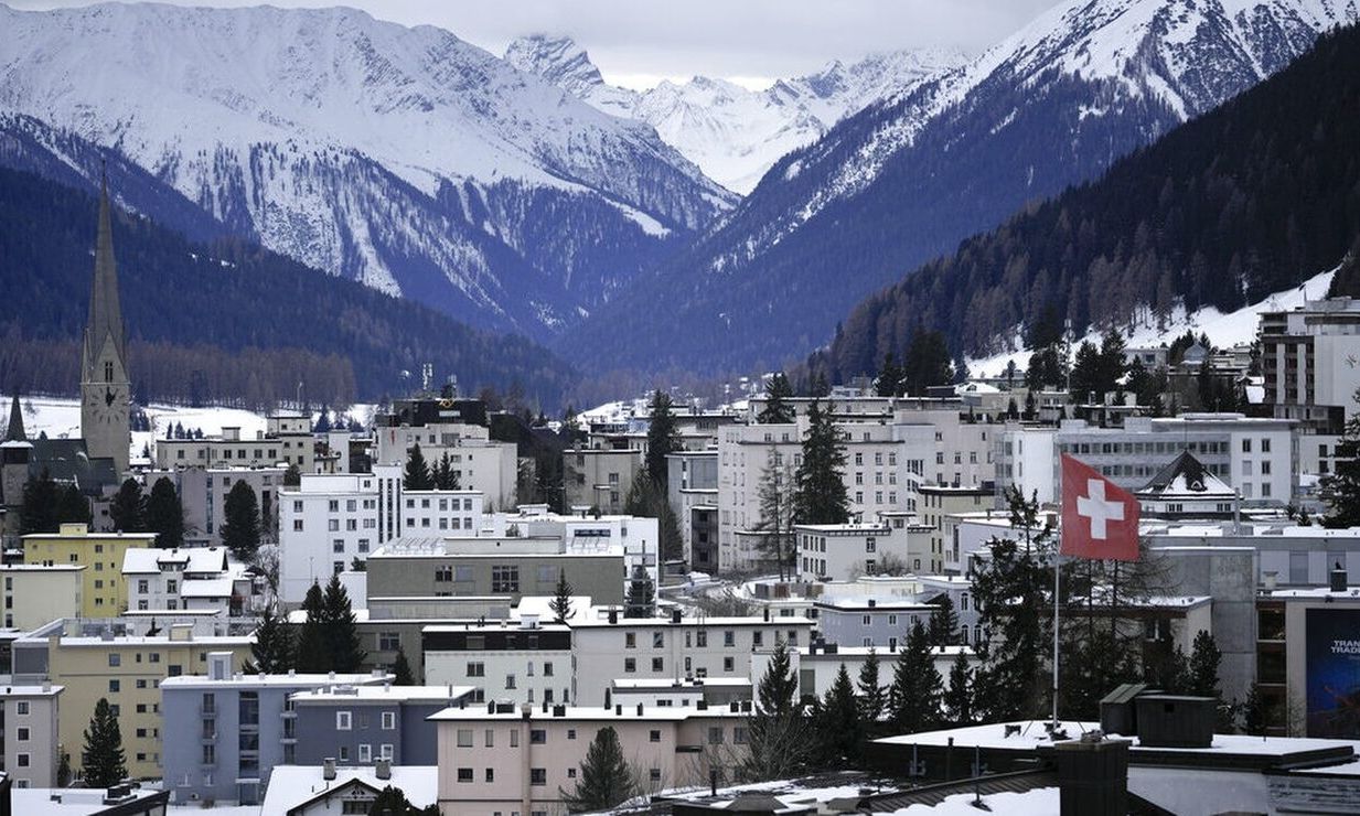 Nταβός 2026: «Μία πτήση με ιδιωτικό τζετ για κάθε τέσσερις συμμετέχοντες» καταγγέλλει η Greenpeace