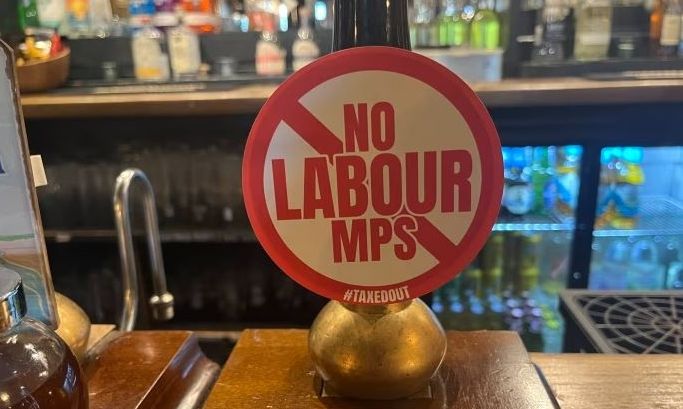 Βρετανία: Οι παμπ κήρυξαν πόλεμο στην κυβέρνηση λόγω φορολογίας «Απαγορεύονται οι Εργατικοί!»