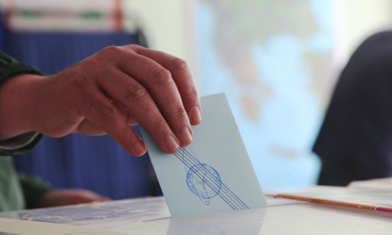 Δημοσκόπηση Opinion: Οριακή άνοδος της ΝΔ – Τι καταγράφει για Καρυστιανού και Τσίπρα