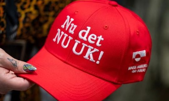 «Κάντε την Αμερική να φύγει»: Σπάνε ταμεία στη Γροιλανδία τα καπελάκια κατά του Τραμπ