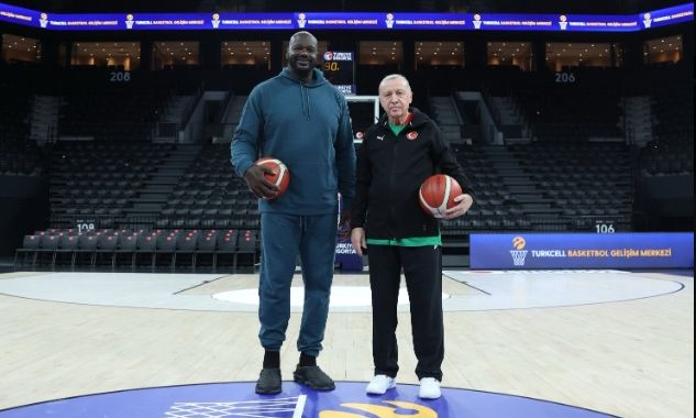 Ερντογάν και Σακίλ Ο’Νιλ συναντήθηκαν σε γήπεδο στην Τουρκία – Έριξαν σουτ και υπέγραψαν μπάλες