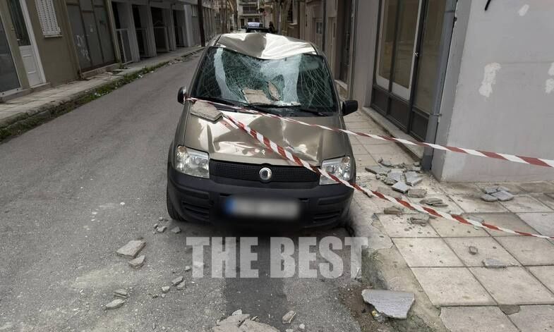 Πάτρα: Κομμάτια τσιμέντου αποκολλήθηκαν από πολυκατοικία – Σημαντικές ζημιές σε όχημα (Βίντεο)