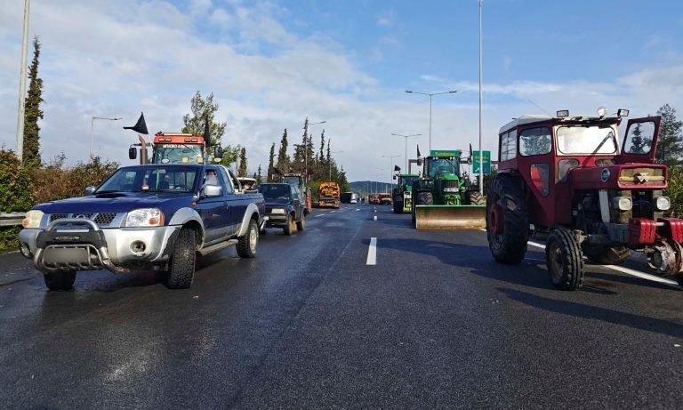 Αγρότες: Αποχώρησαν από το μπλόκο των Μικροθηβών οι παραγωγοί – «Ανάγκη για αλλαγή τακτικής»