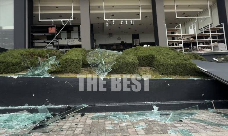 Καταστροφές στην Πάτρα: Οι θυελλώδεις άνεμοι «ξήλωσαν» βιτρίνα καταστήματος – Βίντεο