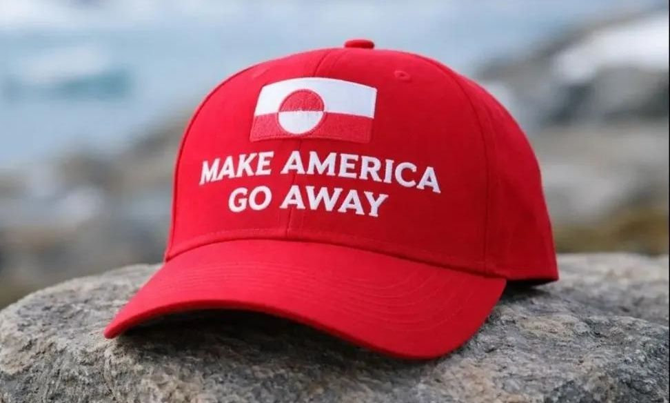 Δανία: «Make America Go Away» – Ξεπούλησαν τα κόκκινα καπελάκια που χλευάζουν τον Τραμπ